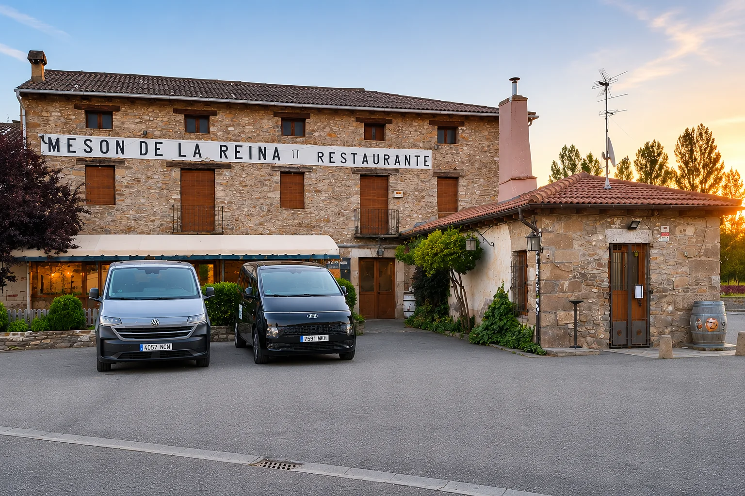 Los taxis de Val d'Echo junto al Mesón de la Reina